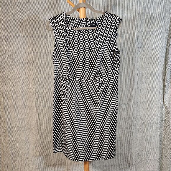 Soho Apparel $75 Size 14 Black White Geometric Cap Sleeve Stretch Midi Dress - Picture 1 of 8